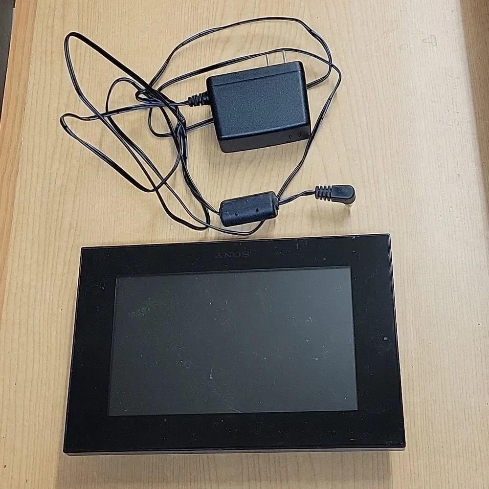 3 Digital Photo Frames..2 are new in box‎